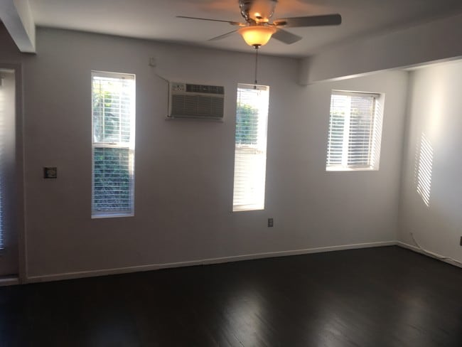 LR - 2284 Cove Ave