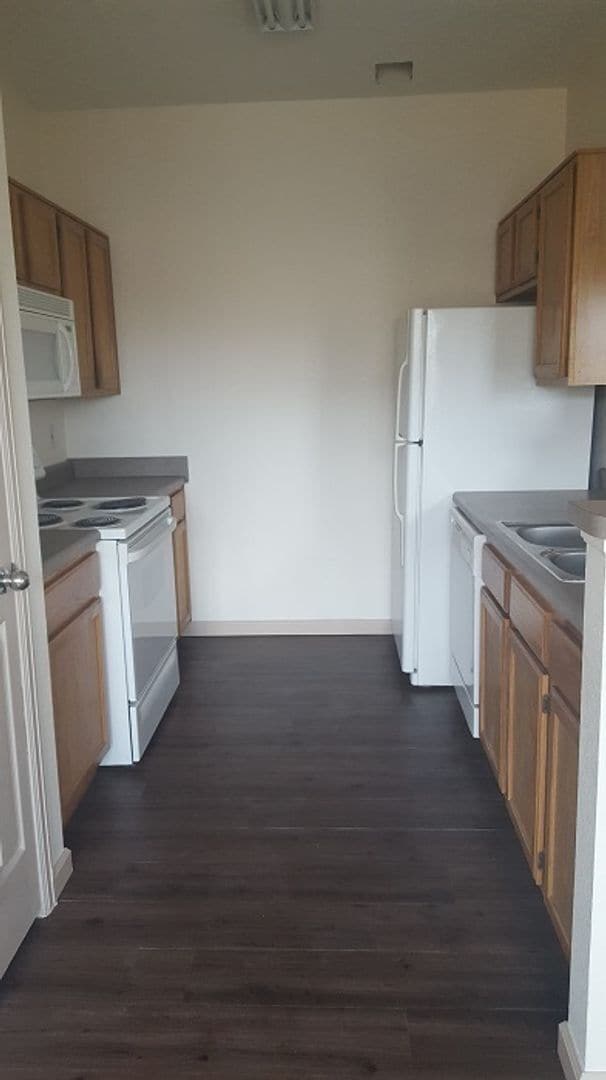 Building Photo - Comfortable Condo Living with Garage, Pool & Fitness Center Access