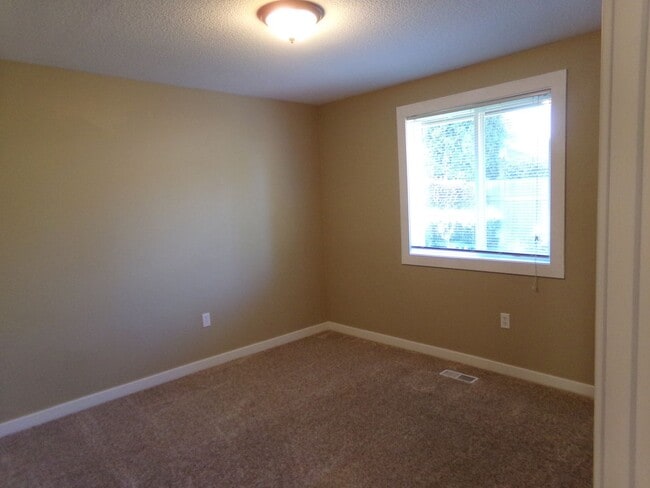 Building Photo - Three Bedroom on quiet cul-de-sac!