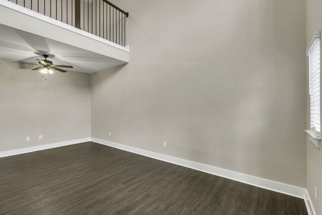 Building Photo - Modern 2-Bed, 2.5-Bath Townhouse Gem with Small Loft in Travelers Rest