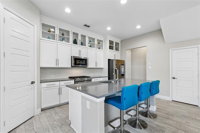 Building Photo - 628 Club Dr