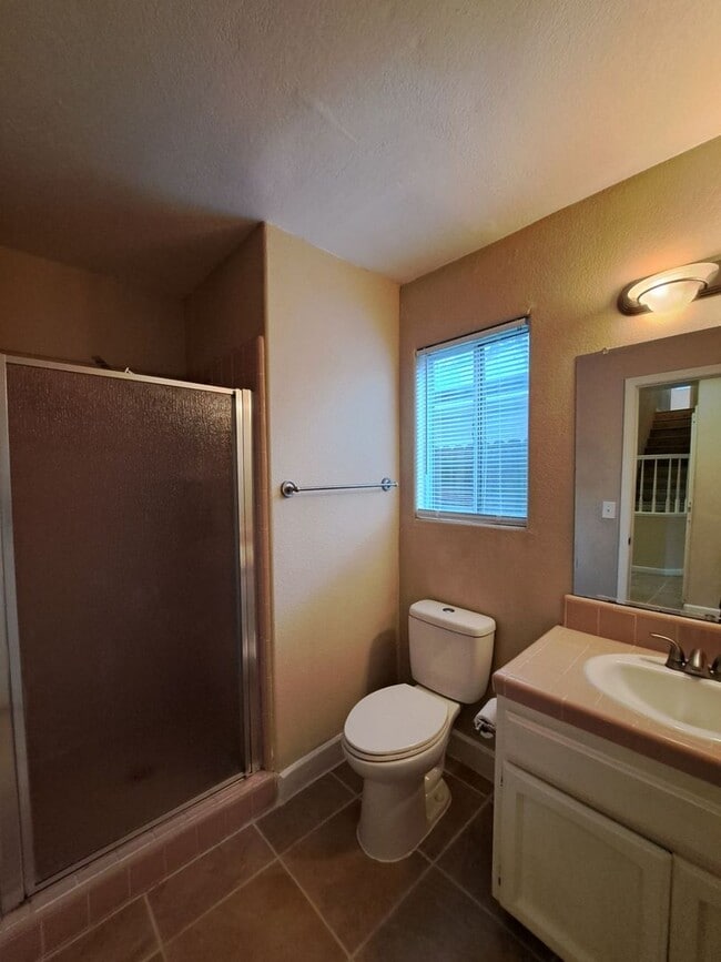 Building Photo - Stunning Large 4 Bedroom Home! Located Near Cedar & Nees!