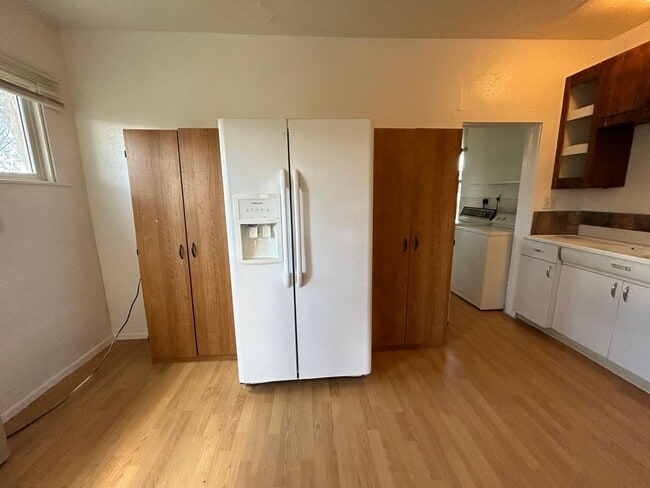 Building Photo - 2 Bed 1 Bath Large House with Fenced Yard and Washer Dryer Hookups