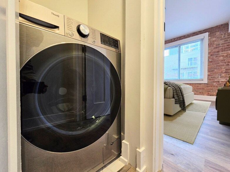 Building Photo - 1223 N La Salle Dr