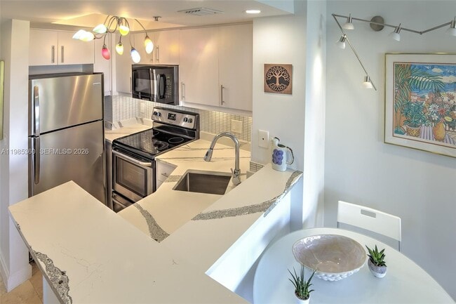 Building Photo - 2951 S Bayshore Dr