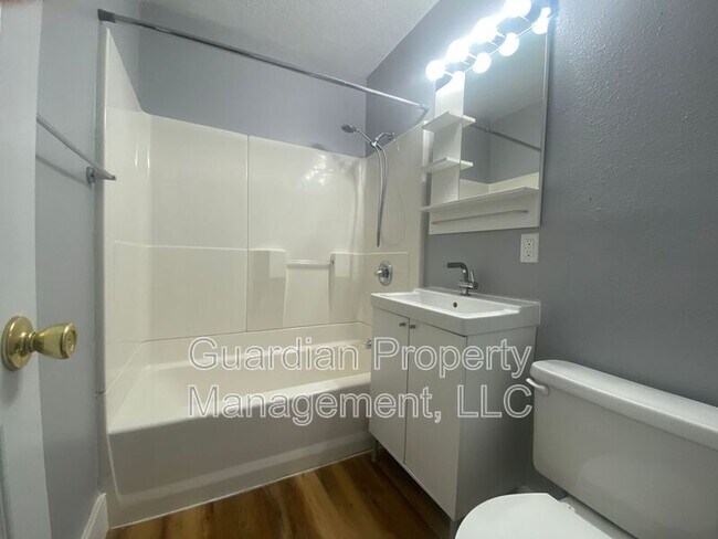 Building Photo - 519.5 W 8th St