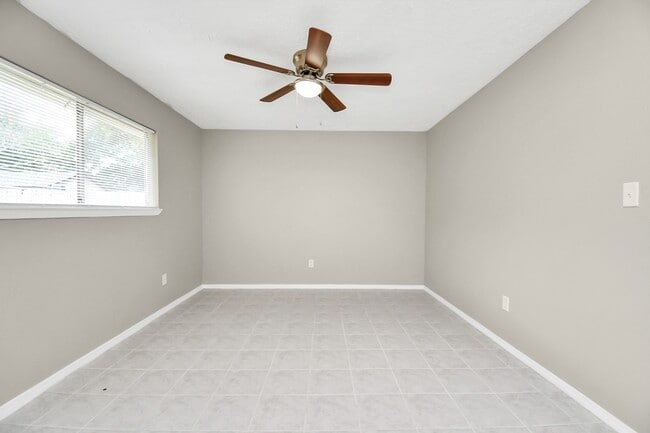 Building Photo - 14235 Bella Dr