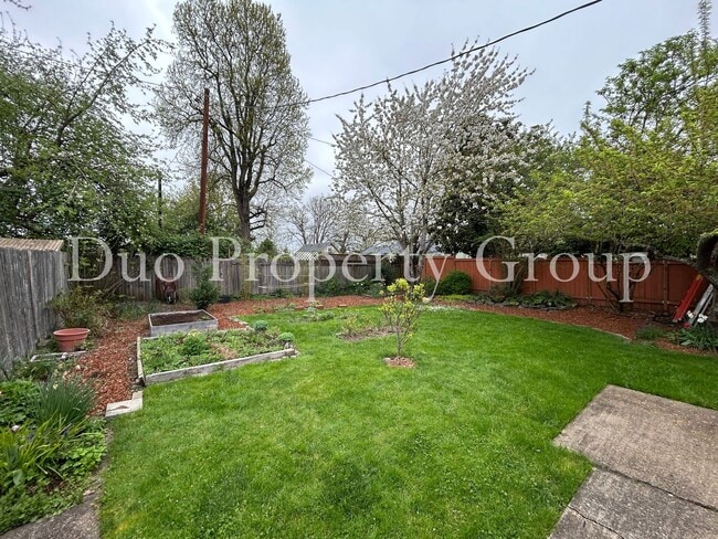 Building Photo - Charming West Eugene Home with Large Yard