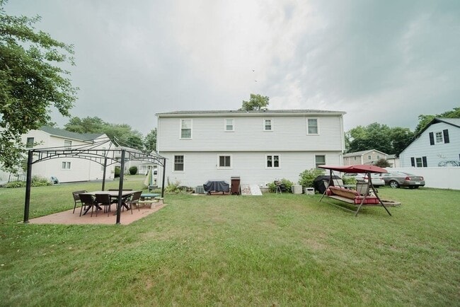 Building Photo - 121 Otis St