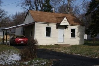Building Photo - 3 Bedroom in Hazelwood with hardwood floors