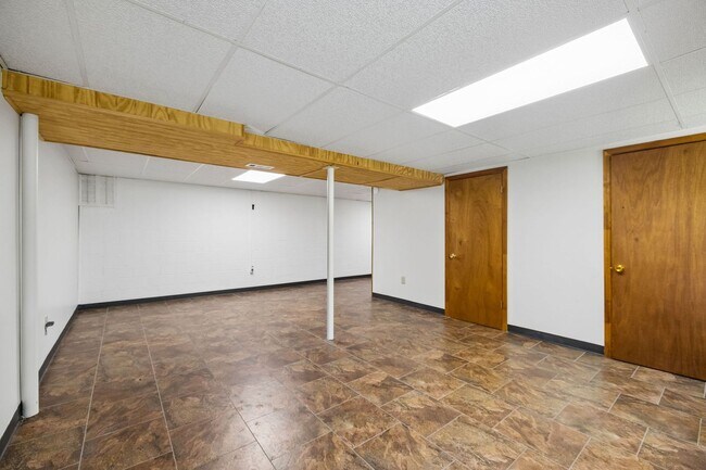Building Photo - Pet Friendly Four Bedroom with Basement!