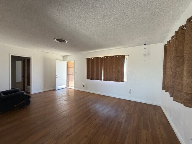Building Photo - 3 Bedroom 1 Bathroom House with Spacious Bedrooms and Fenced Backyard