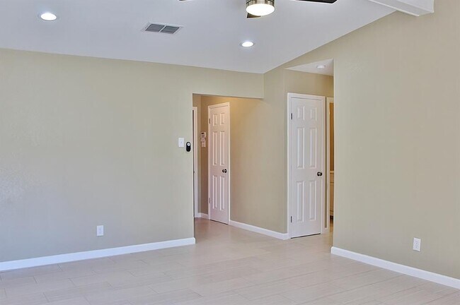 Building Photo - 302 Linkwood Dr