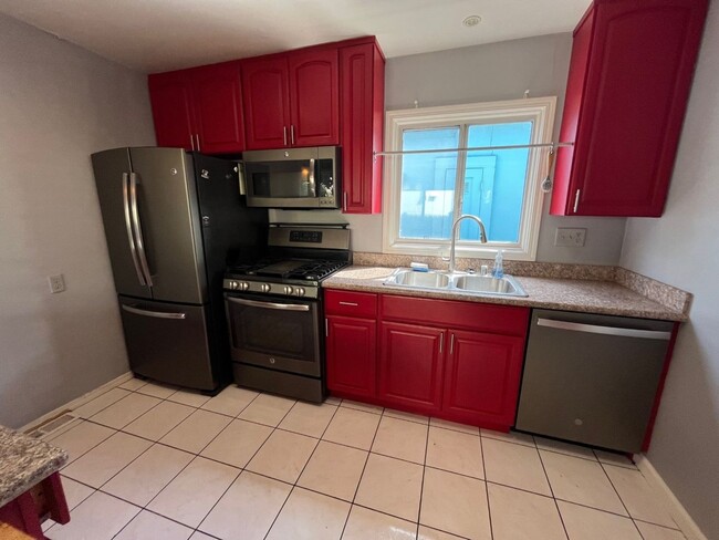 Building Photo - Three Bedroom House Available in Albany!!!
