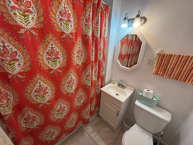 Building Photo - Rosewood Cutie