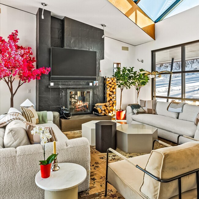 Building Photo - 2700 Juniper Hill Rd