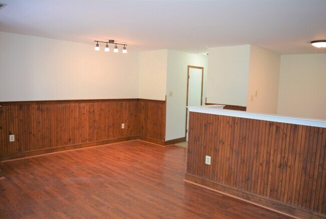 Building Photo - 361 Kent Ln