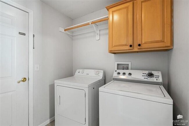 Building Photo - Charming Townhome, Prime Location, Cozy Li...