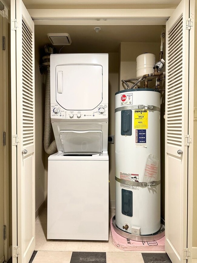 Building Photo - Charming Studio in Downtown Bellevue