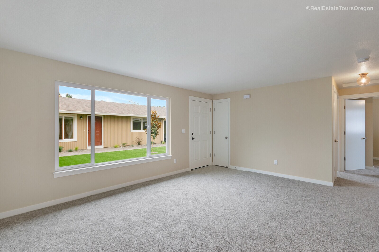 Entry/Livingroom - 151 N 29th Ave