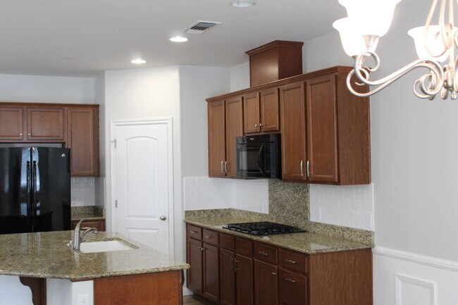 Building Photo - Northwest Bakersfield Home in the Village Green Community For Rent