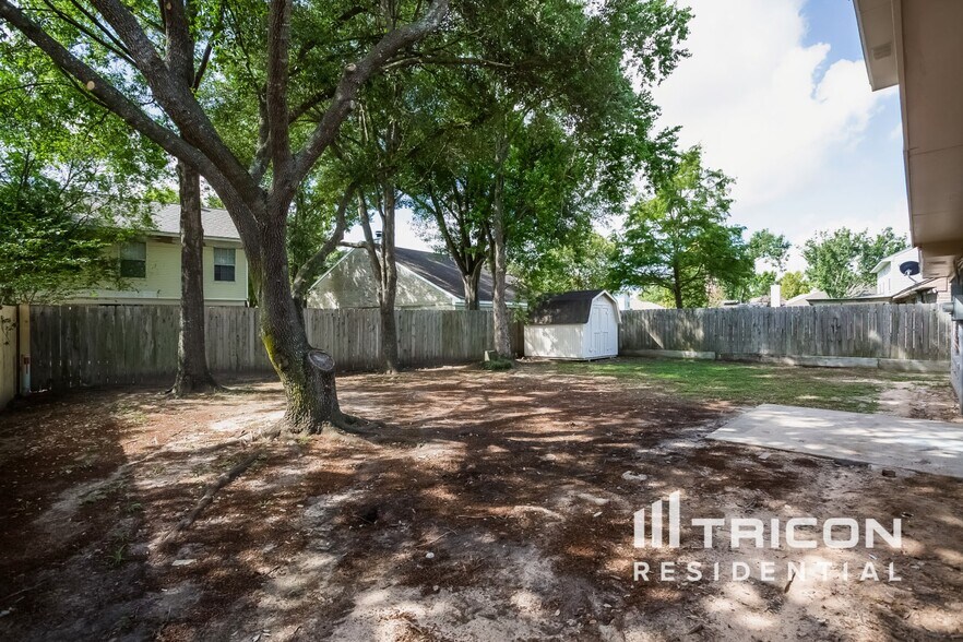 Building Photo - 18139 Lake Bend Dr