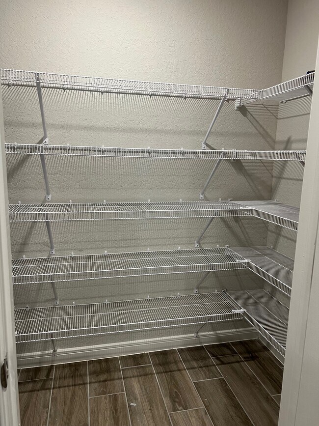 Building Photo - 525 Sentry Valley St