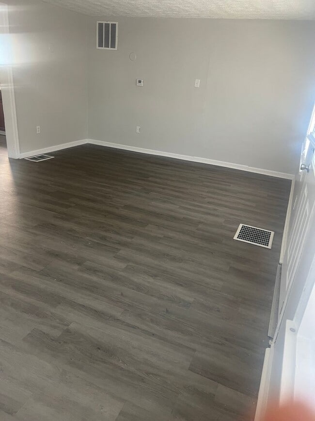 Building Photo - One Bedroom Spacious Duplex Located on S Brookville Rd & S Arlington Ave  SECTION 8 WELCOME