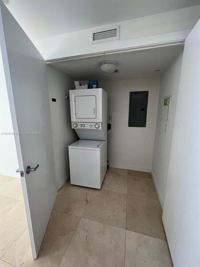 Building Photo - 1060 Brickell Ave