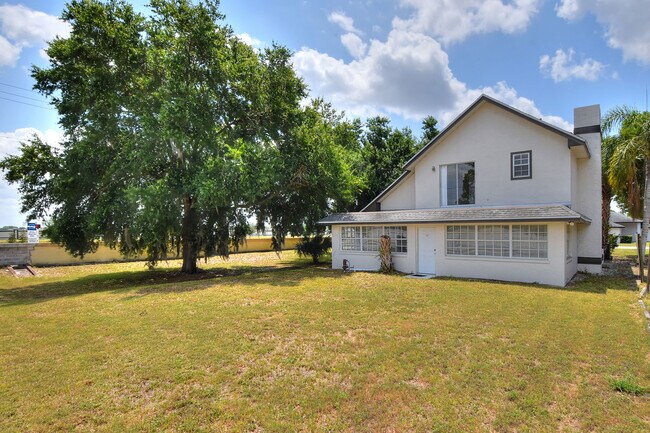 Building Photo - 802 Arietta Cir N