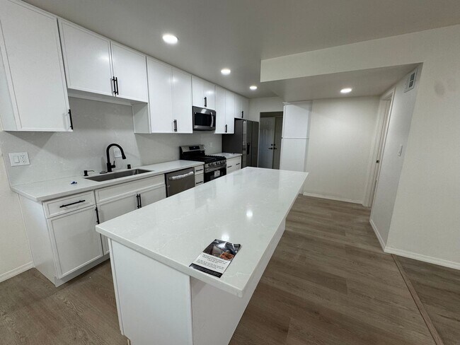 Building Photo - 4 Bedroom house single level