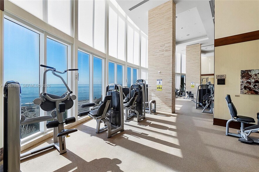 Building Photo - 15811 Collins Ave