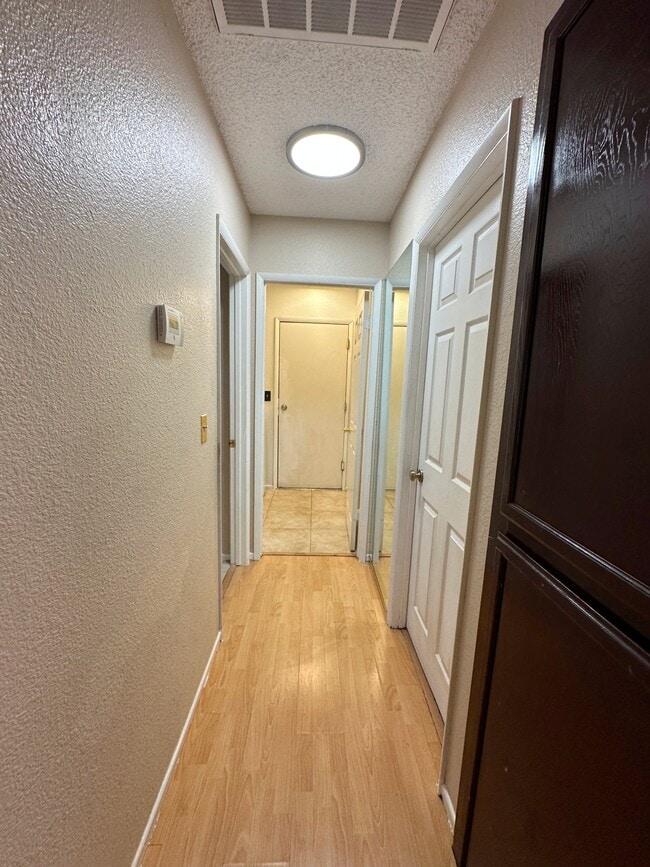 Building Photo - 2321 Valley Dr