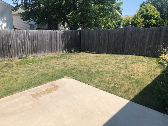 Building Photo - Beautiful Home in East Bloomington!