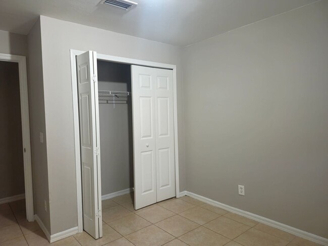 Building Photo - 3 bedroom 2 bath in Lehigh Acres