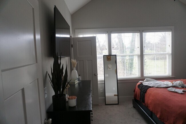 Building Photo - 509 Rosedale Ave E