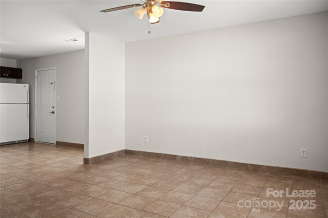 Building Photo - 717 Dawn Cir