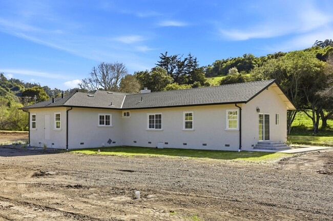 Building Photo - Beautiful Gated Country Property