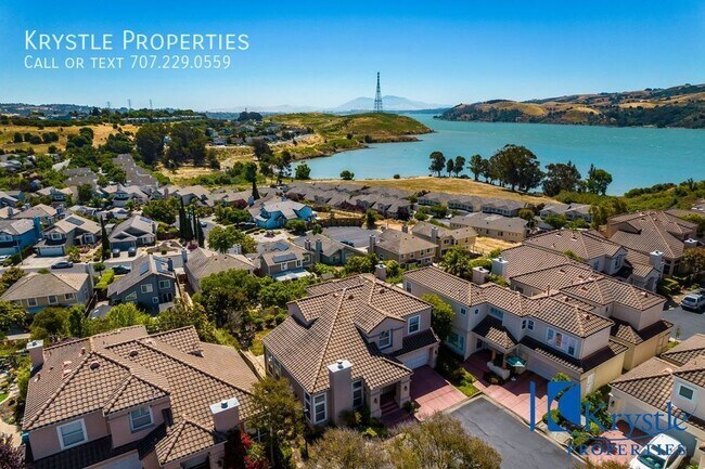 Building Photo - Luxurious Living in Gated Villa Del Mar Co...