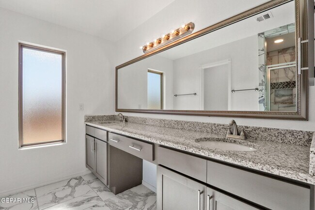 Building Photo - 2833 Maria Casas St