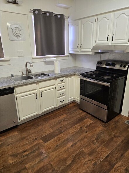 Kitchen - 4940 Cedar St