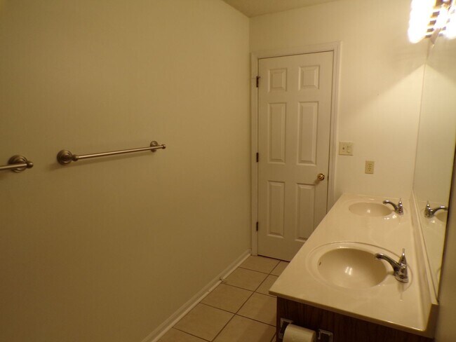 Building Photo - Nice 3 Bedroom 2 Bathroom House In South C...