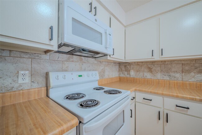 Building Photo - 13034 Leader St