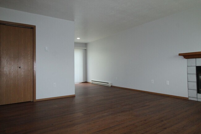 Building Photo - 1020 W Lacrosse Ave