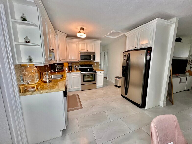 Building Photo - 723 W Palm St