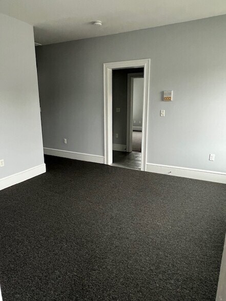 Family room - 653 Broadway St