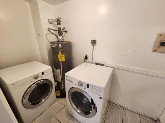 Building Photo - Remodeled 2 Bedroom in Denver! Great Locat...