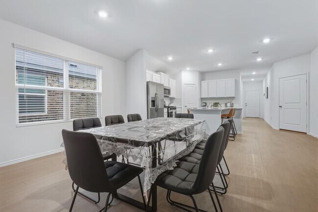 Building Photo - 591 Sormonne Lp