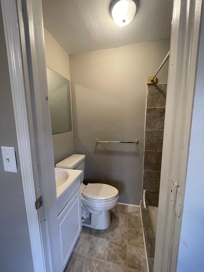 Building Photo - Spacious 4 Bedroom/2 Bath Home