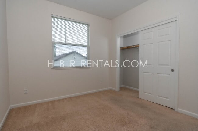 Building Photo - South Tracy 4-Bed Home with First-Floor Bedroom